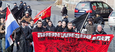 Während im nördlichen Teil von Rheinland-Pfalz Razzien gegen Neonazi-Strukturen Wirkung zeigen, entzieht sich die Szene im Süden des Bundeslandes dem Zugriff der Behörden durch das Verlagern von Konzerten und Veranstaltungen nach Frankreich ...