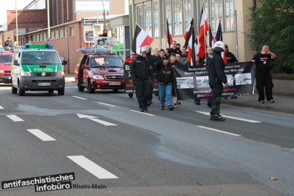 Gehweg statt Straße - da in Kaiserslautern nur 40 Neonazis auftauchten, durften sie nur den Gehweg nutzen.